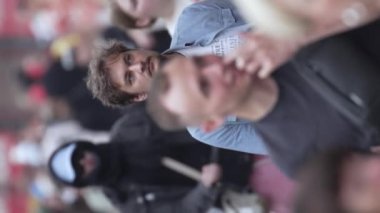 KYIV, UKRAINE - 30 AĞUSTOS 2024: Khreshchatyk 'in merkez caddesindeki insanların yaz aylarında ağır çekimde çekilmiş dikey videosu.