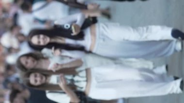 KYIV, UKRAINE - 30 AĞUSTOS 2024: Khreshchatyk 'in merkez caddesindeki insanların yaz aylarında ağır çekimde çekilmiş dikey videosu.