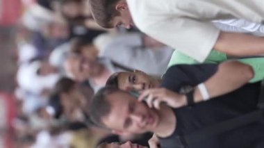 KYIV, UKRAINE 30 AĞUSTOS 2024: Yazın Khreshchatyk 'in merkez caddesindeki insanların dikey videosu, yavaş çekim.