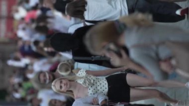 KYIV, UKRAINE 30 AĞUSTOS 2024: Yazın Khreshchatyk 'in merkez caddesindeki insanların dikey videosu, yavaş çekim.