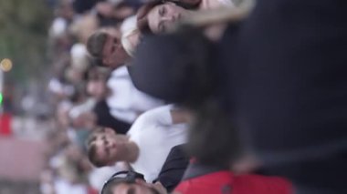 KYIV, UKRAINE 30 AĞUSTOS 2024: Yazın Khreshchatyk 'in merkez caddesindeki insanların dikey videosu, yavaş çekim.