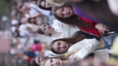 KYIV, UKRAINE 30 AĞUSTOS 2024: Yazın Khreshchatyk 'in merkez caddesindeki insanların dikey videosu, yavaş çekim.