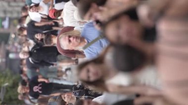 KYIV, UKRAINE 30 AĞUSTOS 2024: Yazın Khreshchatyk 'in merkez caddesindeki insanların dikey videosu, yavaş çekim.