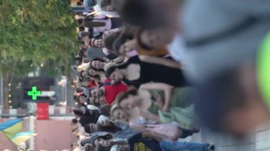 KYIV, UKRAINE 30 AĞUSTOS 2024: Yazın Khreshchatyk 'in merkez caddesindeki insanların dikey videosu, yavaş çekim.