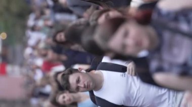 KYIV, UKRAINE 30 AĞUSTOS 2024: Yazın Khreshchatyk 'in merkez caddesindeki insanların dikey videosu, yavaş çekim.