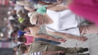 KYIV, UKRAINE 30 AĞUSTOS 2024: Yazın Khreshchatyk 'in merkez caddesindeki insanların dikey videosu, yavaş çekim.