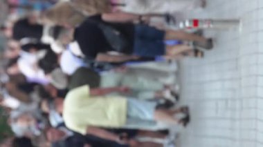 KYIV, UKRAINE 30 AĞUSTOS 2024: Yazın Khreshchatyk 'in merkez caddesindeki insanların dikey videosu, yavaş çekim.