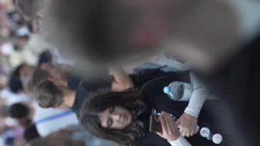 KYIV, UKRAINE 30 AĞUSTOS 2024: Yazın Khreshchatyk 'in merkez caddesindeki insanların dikey videosu, yavaş çekim.