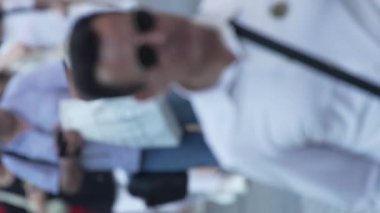 KYIV, UKRAINE - 30 AĞUSTOS 2024: Yazın bir şehir caddesinde kalabalığın dikey videosu.