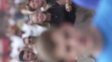 KYIV, UKRAINE - 30 AĞUSTOS 2024: Yazın bir şehir caddesinde kalabalığın dikey videosu.