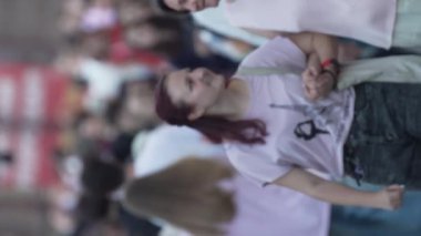 KYIV, UKRAINE - 30 AĞUSTOS 2024: Yazın bir şehir caddesinde kalabalığın dikey videosu.