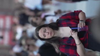 KYIV, UKRAINE - 30 AĞUSTOS 2024: Yazın bir şehir caddesinde kalabalığın dikey videosu.