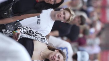 KYIV, UKRAINE - 30 AĞUSTOS 2024: Yazın bir şehir caddesinde kalabalığın dikey videosu.