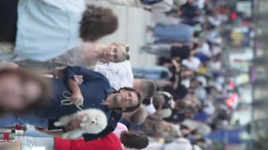 KYIV, UKRAINE - 30 AĞUSTOS 2024: Yazın bir şehir caddesinde kalabalığın dikey videosu.