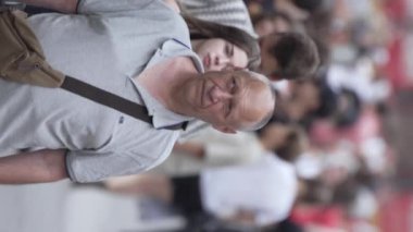 KYIV, UKRAINE - 30 AĞUSTOS 2024: Yazın bir şehir caddesinde kalabalığın dikey videosu.