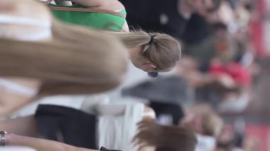 KYIV, UKRAINE - 30 AĞUSTOS 2024: Yazın bir şehir caddesinde kalabalığın dikey videosu.
