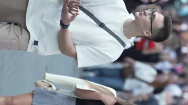 KYIV, UKRAINE - 30 Ağustos 2024: Yazın yürüyen kalabalığın dikey videosu