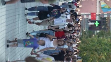 KYIV, UKRAINE - 30 Ağustos 2024: Yazın yürüyen kalabalığın dikey videosu