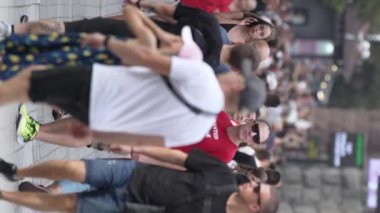 KYIV, UKRAINE - 30 Ağustos 2024: Yazın yürüyen kalabalığın dikey videosu