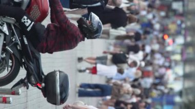 KYIV, UKRAINE - 30 Ağustos 2024: Yazın yürüyen kalabalığın dikey videosu