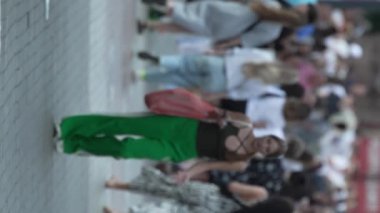 KYIV, UKRAINE - 30 Ağustos 2024: Yazın yürüyen kalabalığın dikey videosu