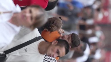 KYIV, UKRAINE - 30 Ağustos 2024: Yazın yürüyen kalabalığın dikey videosu