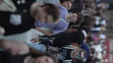 KYIV, UKRAINE - 30 Ağustos 2024: Yazın kentteki birçok insanın dikey videosu