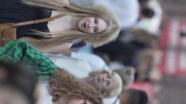 KYIV, UKRAINE - 30 Ağustos 2024: Yazın kentteki birçok insanın dikey videosu