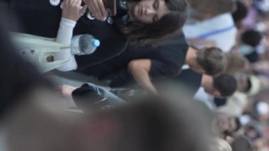 KYIV, UKRAINE - 30 Ağustos 2024: Yazın kentteki birçok insanın dikey videosu