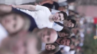 KYIV, UKRAINE - 30 Ağustos 2024: Yazın kentteki birçok insanın dikey videosu