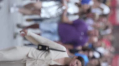 KYIV, UKRAINE - 30 Ağustos 2024: Yazın kentteki birçok insanın dikey videosu