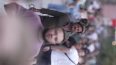 KYIV, UKRAINE - 30 Ağustos 2024: Yazın kentteki birçok insanın dikey videosu