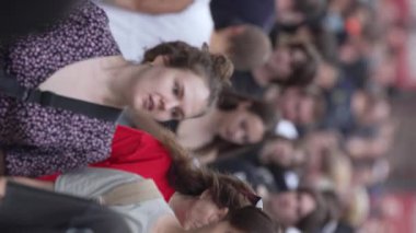 KYIV, UKRAINE 30 AĞUSTOS 2024: Yazın kalabalık bir şehir sokağının dikey videosu