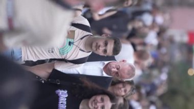 KYIV, UKRAINE 30 AĞUSTOS 2024: Yazın kalabalık bir şehir sokağının dikey videosu