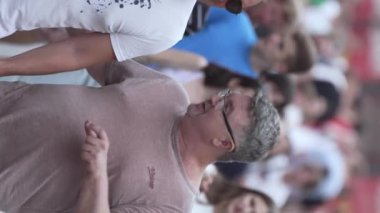 KYIV, UKRAINE 30 AĞUSTOS 2024: Yazın kalabalık bir şehir sokağının dikey videosu