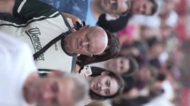 KYIV, UKRAINE 30 AĞUSTOS 2024: Yazın kalabalık bir şehir sokağının dikey videosu