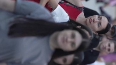 KYIV, UKRAINE 30 AĞUSTOS 2024: Yazın kalabalık bir şehir sokağının dikey videosu