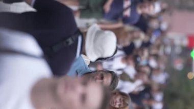 KYIV, UKRAINE - 30 AĞUSTOS 2024: Khreshchatyk 'in merkez caddesindeki insanların yaz aylarında ağır çekimde çekilmiş dikey videosu.