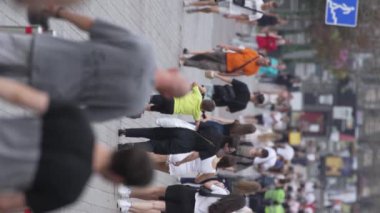 KYIV, UKRAINE - 30 AĞUSTOS 2024: Khreshchatyk 'in merkez caddesindeki insanların yaz aylarında ağır çekimde çekilmiş dikey videosu.