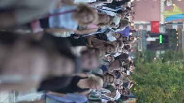 KYIV, UKRAINE - 30 AĞUSTOS 2024: Khreshchatyk 'in merkez caddesindeki insanların yaz aylarında ağır çekimde çekilmiş dikey videosu.