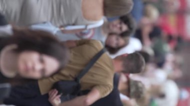 KYIV, UKRAINE - 30 AĞUSTOS 2024: Khreshchatyk 'in merkez caddesindeki insanların yaz aylarında ağır çekimde çekilmiş dikey videosu.