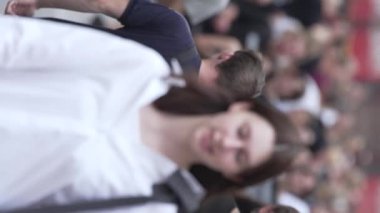 KYIV, UKRAINE 30 AĞUSTOS 2024: Yazın bir şehir caddesinde kalabalığın dikey videosu.