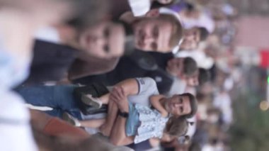 KYIV, UKRAINE 30 AĞUSTOS 2024: Yazın bir şehir caddesinde kalabalığın dikey videosu.