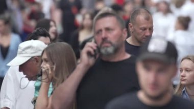 KYIV, UKRAINE - 25 Ağustos 2024: Ukrayna 'nın başkenti Kyiv' deki insanlar