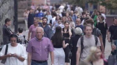 KYIV, UKRAINE - 25 Ağustos 2024: Ukrayna 'nın başkenti Kyiv' deki insanlar