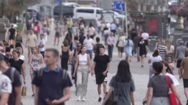 KYIV, UKRAINE - 25 Ağustos 2024: Ukrayna 'nın başkenti Kyiv' deki insanlar
