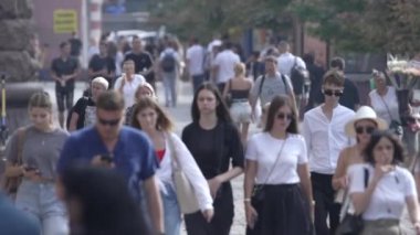 KYIV, UKRAINE - 25 Ağustos 2024: Ukrayna 'nın başkenti Kyiv' deki insanlar