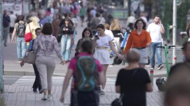 KYIV, UKRAINE - 25 Ağustos 2024: Ukrayna 'nın başkenti Kyiv' deki insanlar