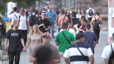 KYIV, UKRAINE - 25 Ağustos 2024: Ukrayna 'nın başkenti Kyiv' deki insanlar