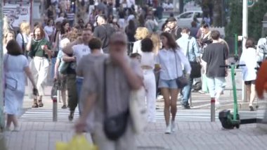 KYIV, UKRAINE - 25 Ağustos 2024: Ukrayna 'nın başkenti Kyiv' deki insanlar